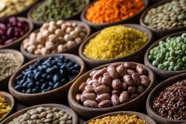 Baklagiller, farklı fasulye, mercimek ve bezelye türlerinden oluşan bir set. 