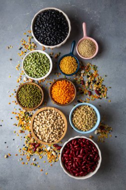 Farklı türde baklagiller ve tahıllar 