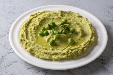 Lezzetli yeşil bezelye humusu, yeşil bezelye ezmesi, limon ve sarımsak. 