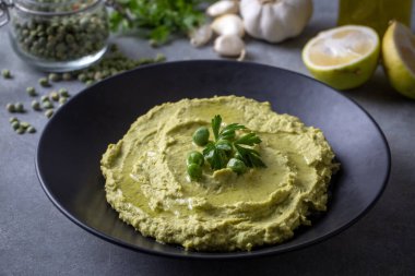 Lezzetli yeşil bezelye humusu, yeşil bezelye ezmesi, limon ve sarımsak. 