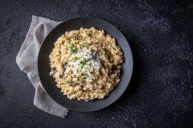 Tabağında mantar olan lezzetli risotto tabağı. Mantarlı pirinç lapası ve tmyne. Sıcak yemek, İtalyan mutfağı..
