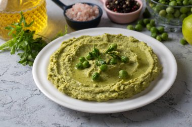 Lezzetli yeşil bezelye humusu, yeşil bezelye ezmesi, limon ve sarımsak. 