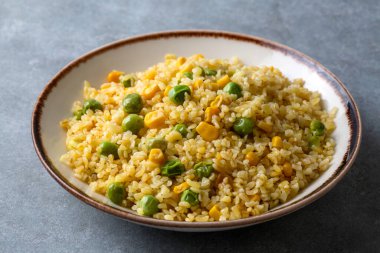 Bezelye, mısır ve sebzeli Bulgur pilavı..