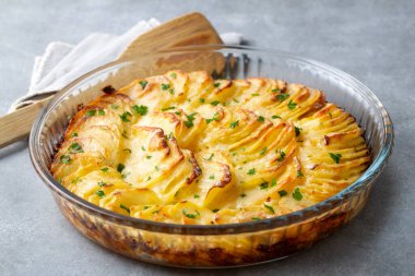 Patates graten (kremalı ve peynirli fırında patates) biberiye ve çatallı (Türk adı Kremali patatesi;)