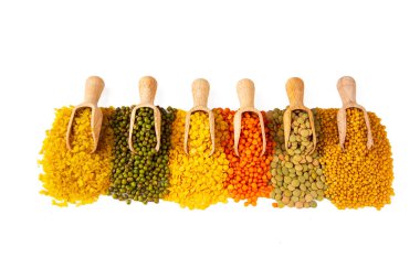 Baklagiller, farklı fasulye, mercimek ve bezelye türlerinden oluşan bir set. 