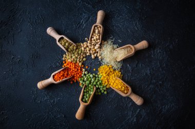 Baklagiller, farklı fasulye, mercimek ve bezelye türlerinden oluşan bir set. 