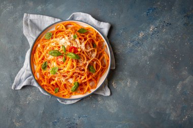 Lezzetli domates soslu ve parmesan peynirli düz makarna..