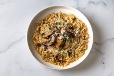 Porcini ve şampiyon mantarlı pilav.