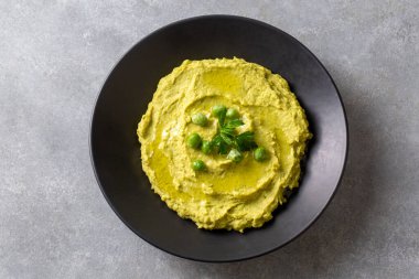 Lezzetli yeşil bezelye humusu, yeşil bezelye ezmesi, limon ve sarımsak. 