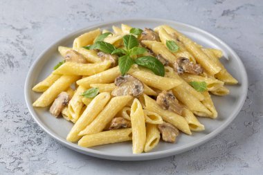 Kremalı mantarlı makarna çok lezzetli.