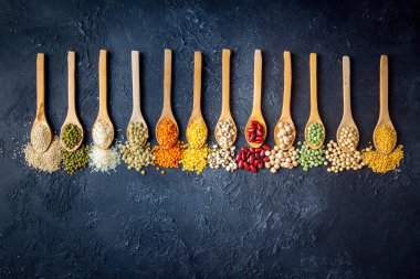 Farklı türde baklagiller ve tahıllar 