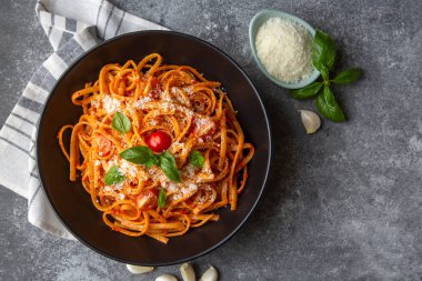 Lezzetli domates soslu ve parmesan peynirli düz makarna..