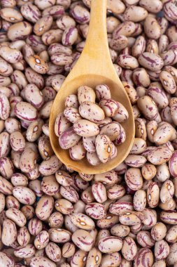 Beyaz arka planda çiğ organik yaban mersini ya da Roma fasulyesi.