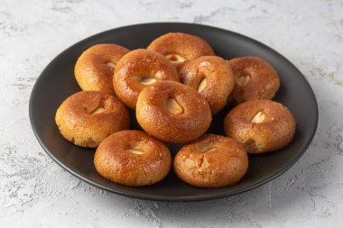 Geleneksel lezzetli Türk tatlısı (Türkçe: Sekerpare))