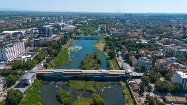 Filibe - Bulgaristan, 03 Ağustos 2025, Maritsa Nehri 'nin muhteşem manzarası ve Bulgaristan' ın Filibe kentine bakan manzarası