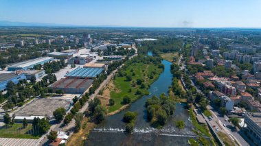 Filibe - Bulgaristan, 03 Ağustos 2025, Maritsa Nehri 'nin muhteşem manzarası ve Bulgaristan' ın Filibe kentine bakan manzarası