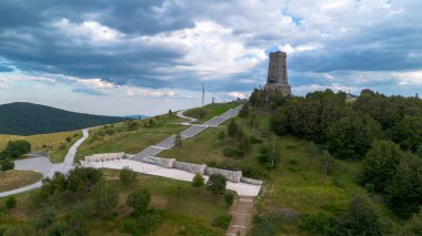 Shipka, Bulgaristan, 03 Ağustos 2025, Bulgaristan 'ın Shipka Geçidi' ndeki Stoletov Dağı 'ndaki Özgürlük Anıtıyla Havadan Bakış