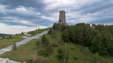 Shipka, Bulgaristan, 03 Ağustos 2025, Bulgaristan 'ın Shipka Geçidi' ndeki Stoletov Dağı 'ndaki Özgürlük Anıtıyla Havadan Bakış