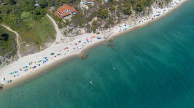 Yunanistan, 22 Temmuz 2025, Vourvourou, Yunan yarımadası Sithonia, Chalkidiki (Halkidiki), Yunanistan 'daki güzel Fava plajı manzarası.