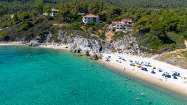 Yunanistan, 22 Temmuz 2025, Vourvourou, Yunan yarımadası Sithonia, Chalkidiki (Halkidiki), Yunanistan 'daki güzel Fava plajı manzarası.