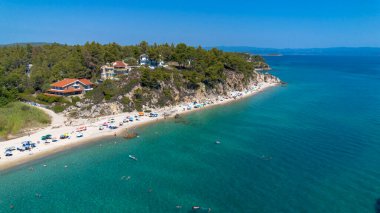 Yunanistan, 22 Temmuz 2025, Vourvourou, Yunan yarımadası Sithonia, Chalkidiki (Halkidiki), Yunanistan 'daki güzel Fava plajı manzarası.