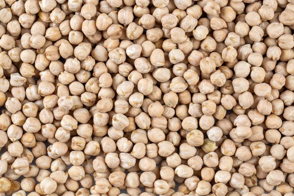 Beyaz arka planda kurumuş nohut.