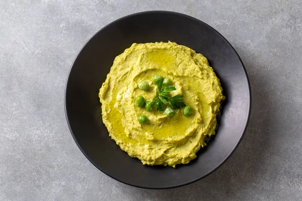 Lezzetli yeşil bezelye humusu, yeşil bezelye ezmesi, limon ve sarımsak. 