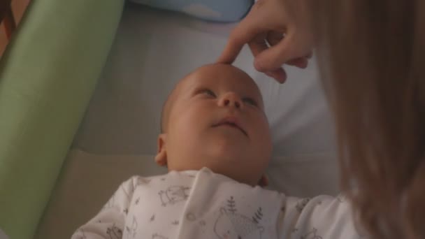 Kadar yakın üst holding ve dokunmatik yeni doğan bebek — Stok video