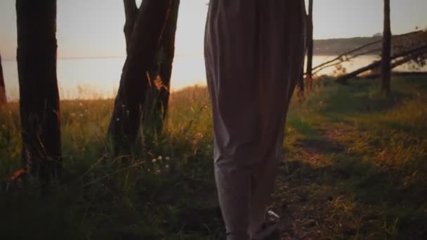 Menina grávida bonita ao pôr do sol acariciando a barriga em movimento — Vídeo de Stock