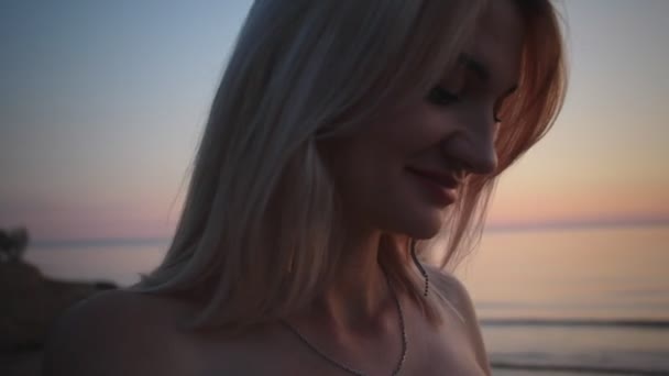 Bella ragazza incinta al tramonto accarezzando la pancia — Video Stock