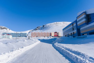 Barentsburg Rus şehir Arctic içinde güneşli hava ve mavi gökyüzü kışın Spitsbergen adalar üzerinde peyzaj