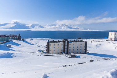 Barentsburg Rus şehir Arctic içinde güneşli hava ve mavi gökyüzü kışın Spitsbergen adalar üzerinde peyzaj