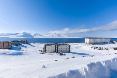 Barentsburg Rus şehir Arctic içinde güneşli hava ve mavi gökyüzü kışın Spitsbergen adalar üzerinde peyzaj