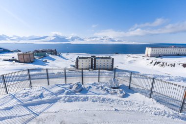 Barentsburg Rus şehir Arctic içinde güneşli hava ve mavi gökyüzü kışın Spitsbergen adalar üzerinde peyzaj