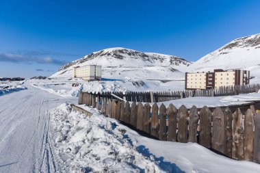 Barentsburg Rus şehir Arctic içinde güneşli hava ve mavi gökyüzü kışın Spitsbergen adalar üzerinde peyzaj