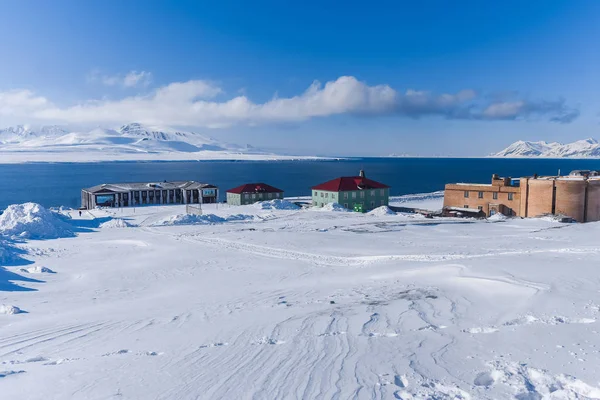 Barentsburg Rus şehir Arctic içinde güneşli hava ve mavi gökyüzü kışın Spitsbergen adalar üzerinde peyzaj