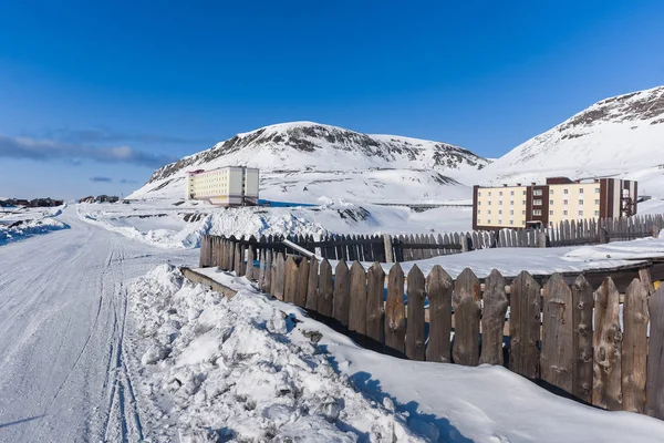 Krajobraz Rosyjskiego Miasta Barentsburg Archipelagu Spitsbergenu Zimie Arktyce Słonecznej Pogody — Zdjęcie stockowe