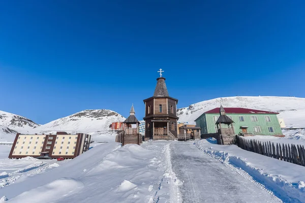 俄罗斯城市 Barentsburg 的景观斯匹次卑尔根岛群岛冬季在北极在晴朗的天气和蓝色的天空 — 图库照片