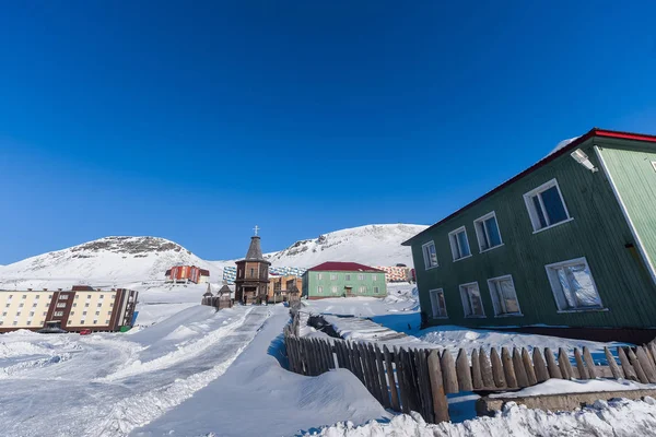Barentsburg Rus şehir Arctic içinde güneşli hava ve mavi gökyüzü kışın Spitsbergen adalar üzerinde peyzaj