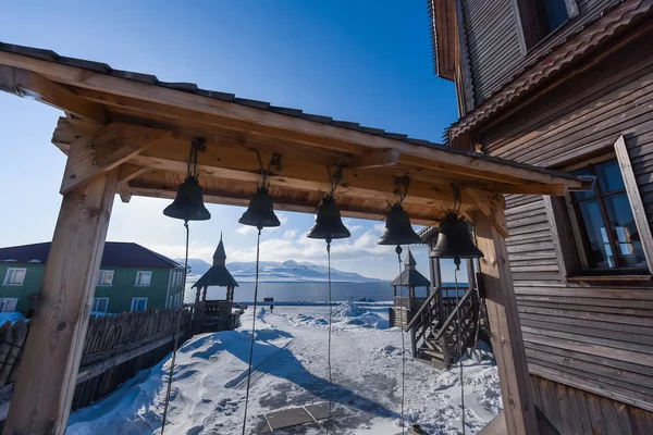 俄罗斯城市 Barentsburg 的景观斯匹次卑尔根岛群岛冬季在北极在晴朗的天气和蓝色的天空 — 图库照片