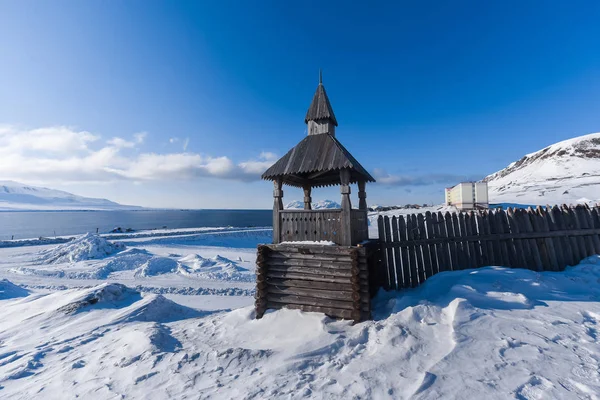 俄罗斯城市 Barentsburg 的景观斯匹次卑尔根岛群岛冬季在北极在晴朗的天气和蓝色的天空 — 图库照片