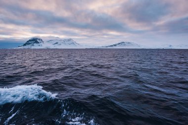  Norveç manzara doğa Spitsbergen Longyearbyen Svalbard Arktik Okyanusu kış kutup gün günbatımı gökyüzü dağ
