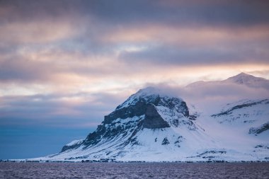  Norveç manzara doğa Spitsbergen Longyearbyen Svalbard Arktik Okyanusu kış kutup gün günbatımı gökyüzü dağ