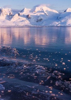  Norveç manzara doğa Spitsbergen Longyearbyen Svalbard Arktik Okyanusu kış kutup gün günbatımı gökyüzü dağ