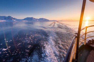  Norveç manzara doğa Spitsbergen Longyearbyen Svalbard Arktik Okyanusu kış kutup gün günbatımı gökyüzü dağ