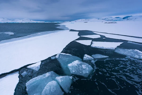 挪威山水自然斯匹次卑尔根岛朗伊尔城斯瓦尔巴特北极海洋冬极地日落天 — 图库照片