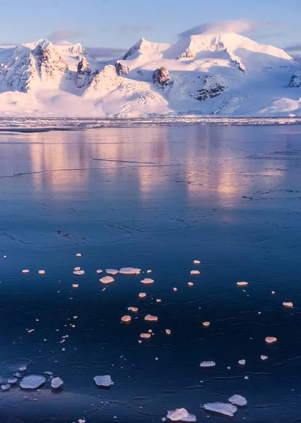 Norwegia Krajobraz Natura Góry Spitsbergen Longyearbyen Svalbard Arktycznym Zima Polarny — Zdjęcie stockowe