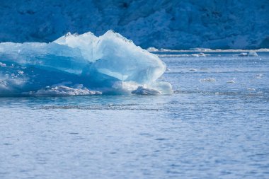  Norveç buzul doğası Spitsbergen 'in buzullu dağları Longyear byen Svalbard kutup okyanusu kış kutup günü gün batımı gökyüzü