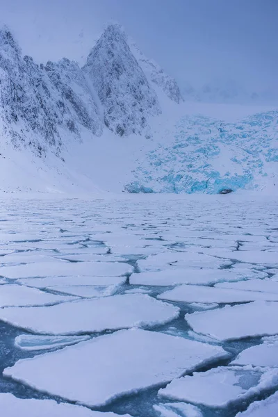 Природа Ледниковых Гор Шпицбергена Longyearbyen Шпицберген Арктический Океан Зимний Полярный — стоковое фото