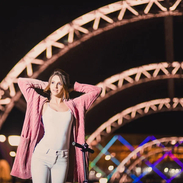 Retrato Uma Menina Bonita Verão Contra Fundo Das Luzes Volgograd — Fotografia de Stock